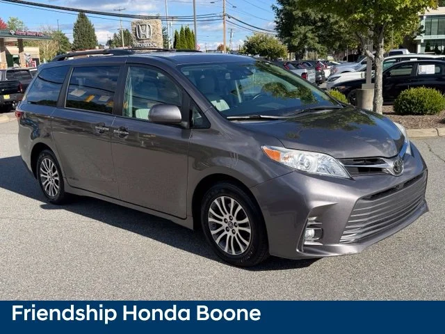 Used 2018 Gray Toyota XLE Premium image 3
