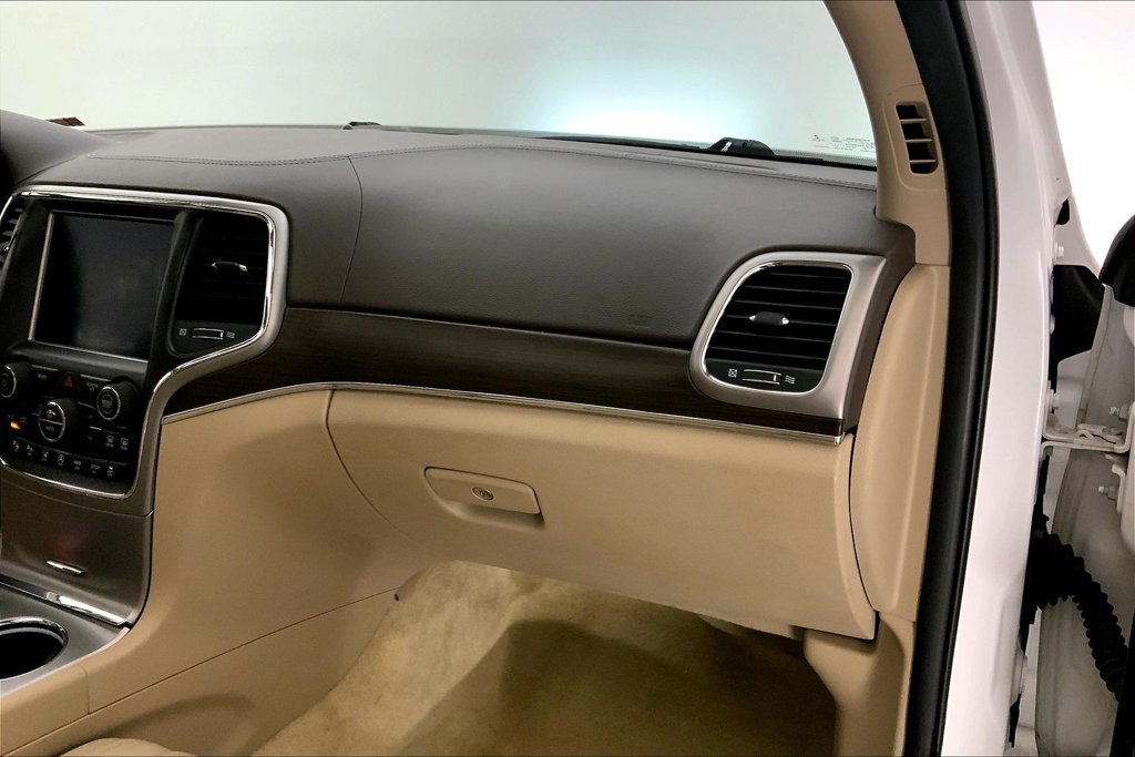 Used 2018 Ivory Jeep Overland image 23