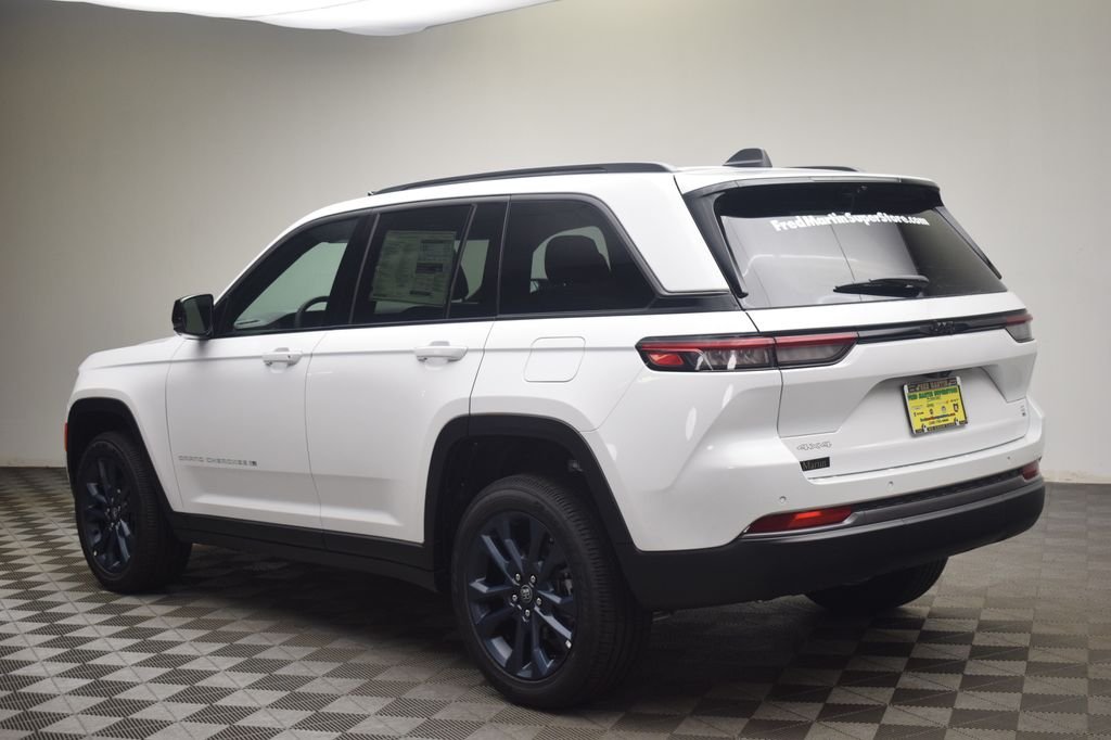 New 2026 Bright White Clear-Coat Exterior Paint Jeep  image 12