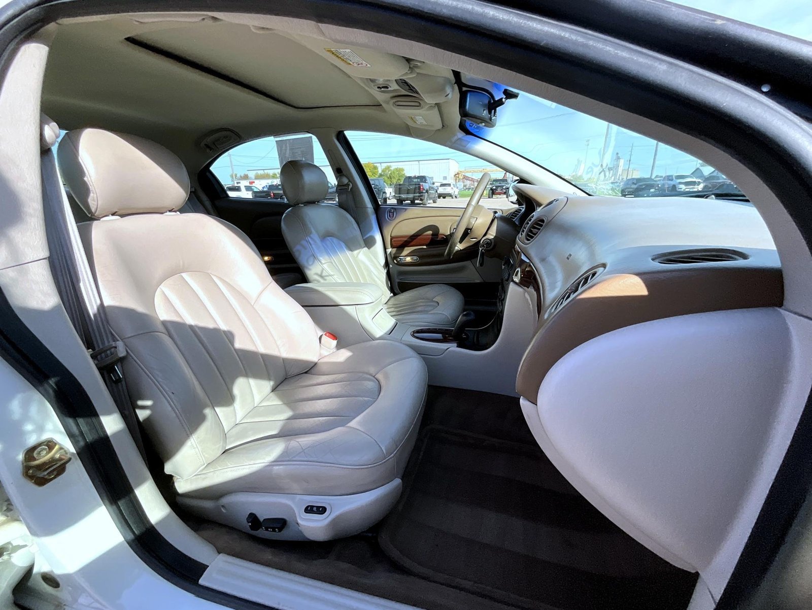 Used 1999 White Chrysler Base image 17