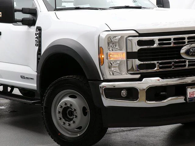 New 2025 Oxford White Ford F-450® XL image 3