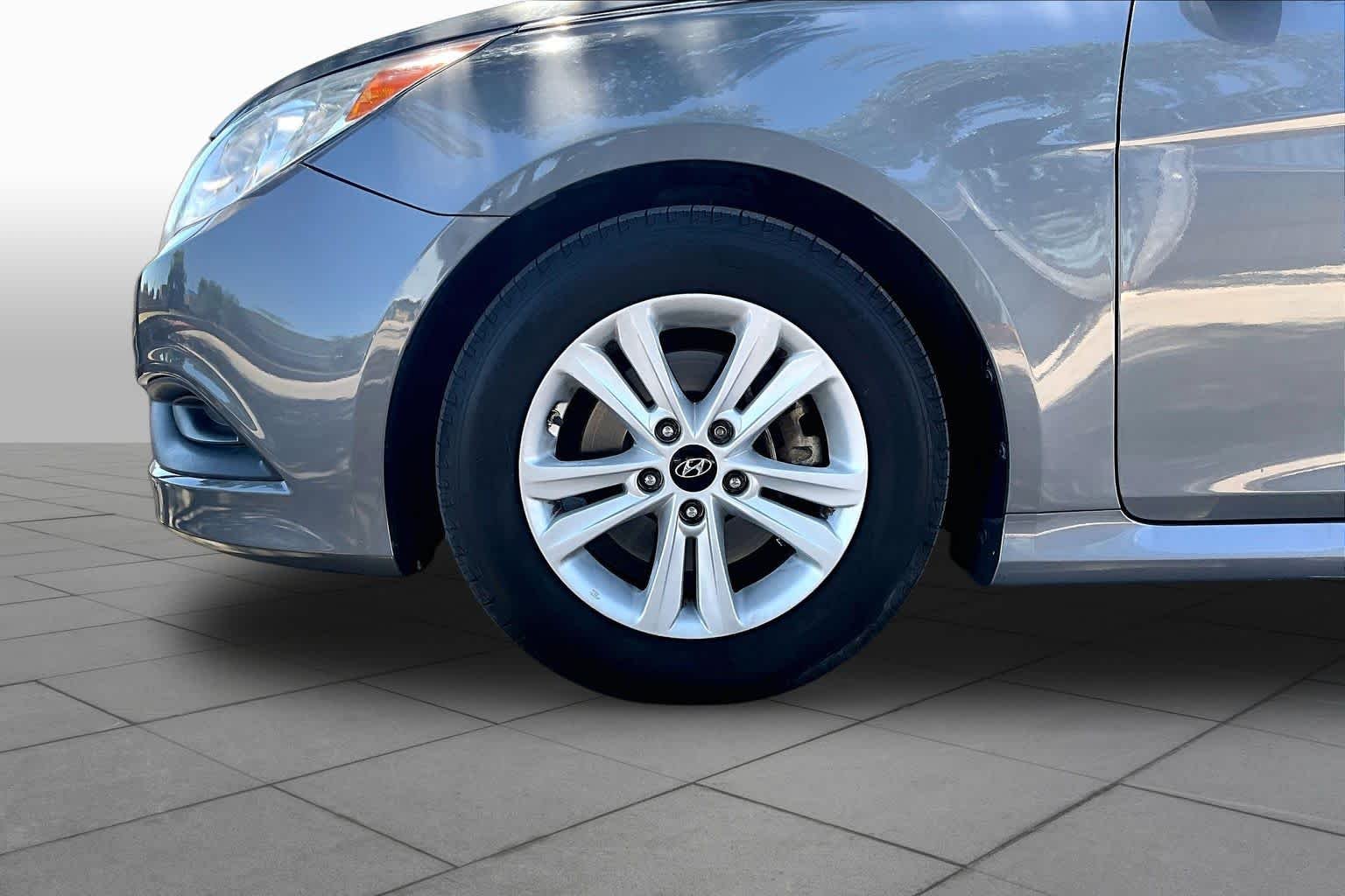 Used 2014 Harbor Gray Metallic Hyundai GLS image 11