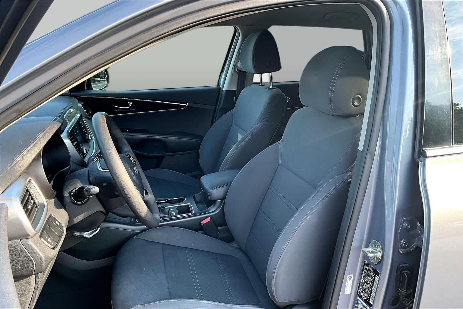 Used 2019 Everlasting Silver Kia L image 7