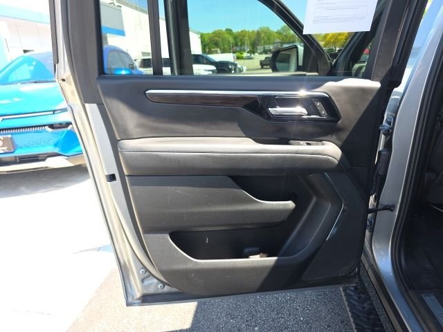 Used 2025 Gray Chevrolet Z71 image 26