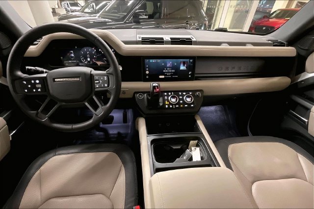 Used 2024 Fuji White Land Rover X-Dynamic SE image 17