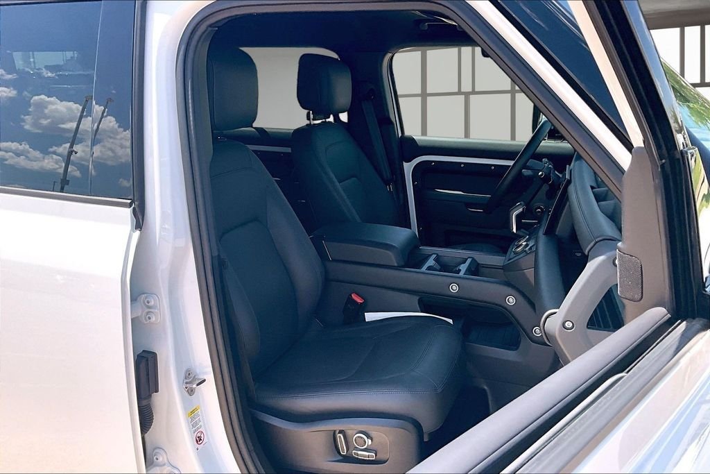 Used 2025 Fuji White Land Rover X-Dynamic SE image 7