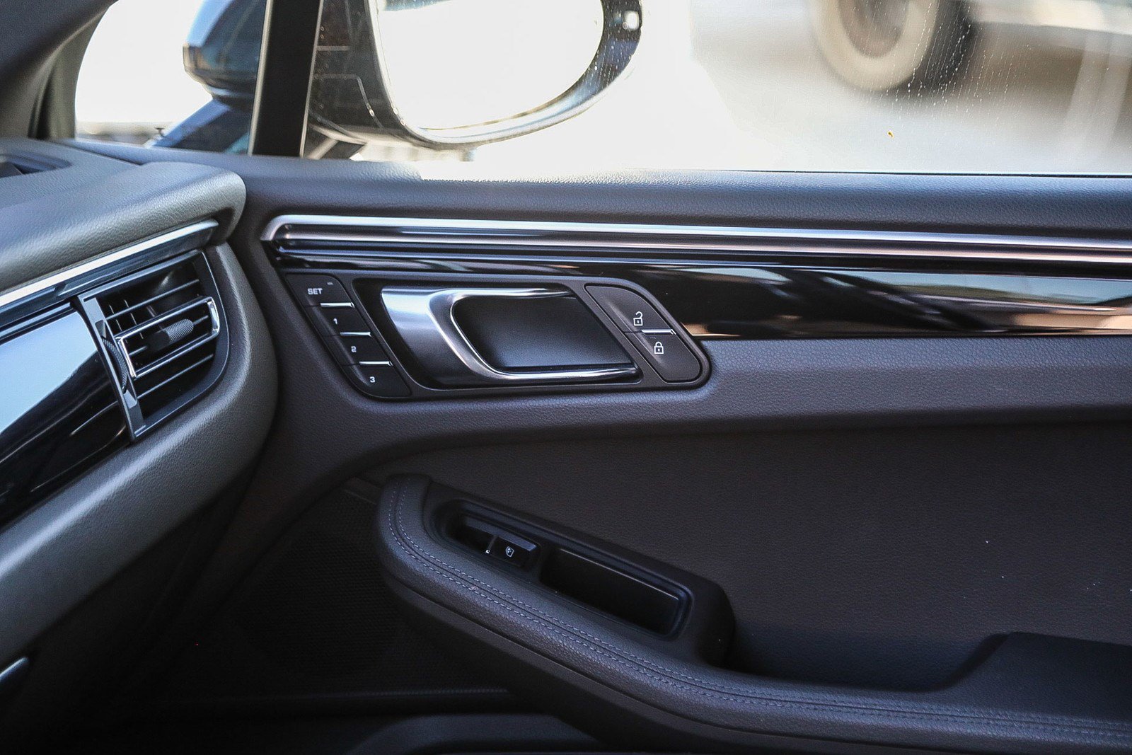 2022 Porsche Macan S - Photo 15