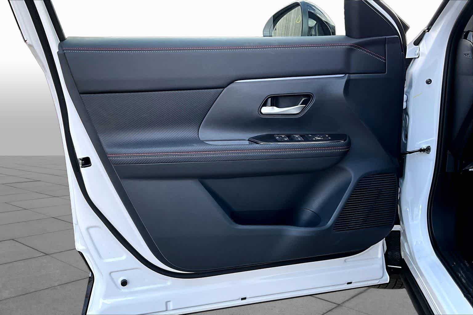 New 2026 Aspen White TriCoat / Super Black Two-tone Nissan SR image 13