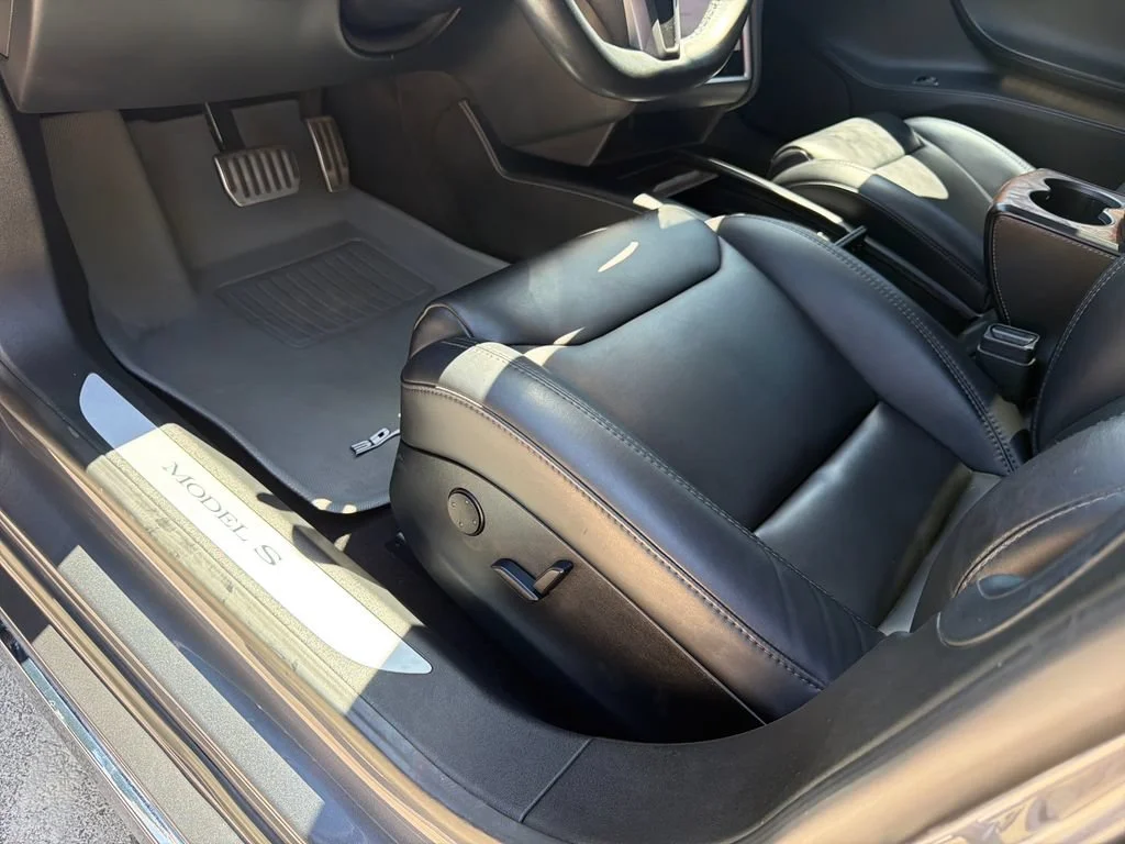 Used 2018  Tesla 75D image 23