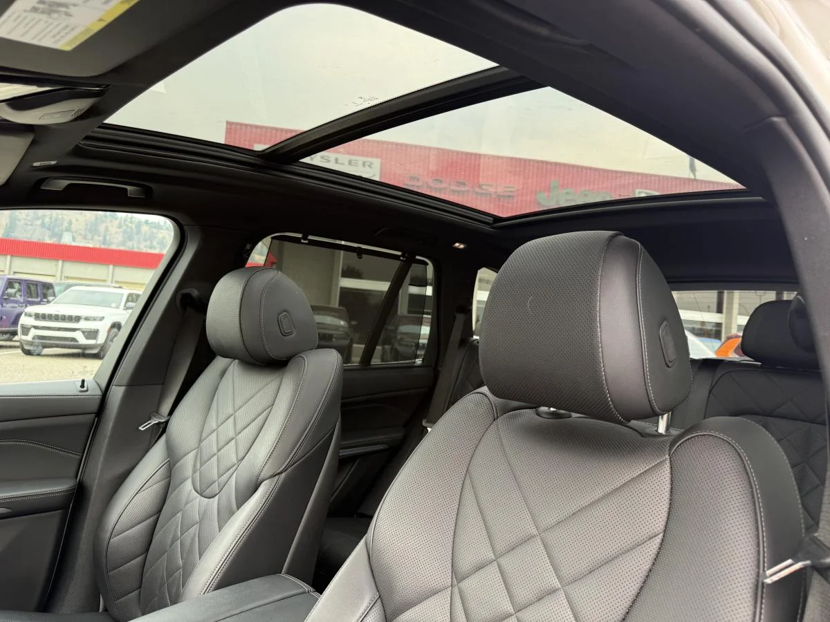 Used 2024 White BMW xDrive40i Sports Activity Vehicle image 18