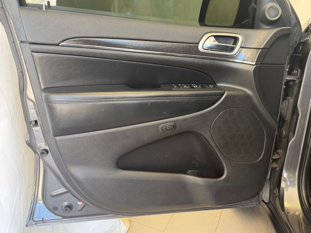 Used 2018 Granite Crystal Metallic Clearcoat Jeep Limited image 12