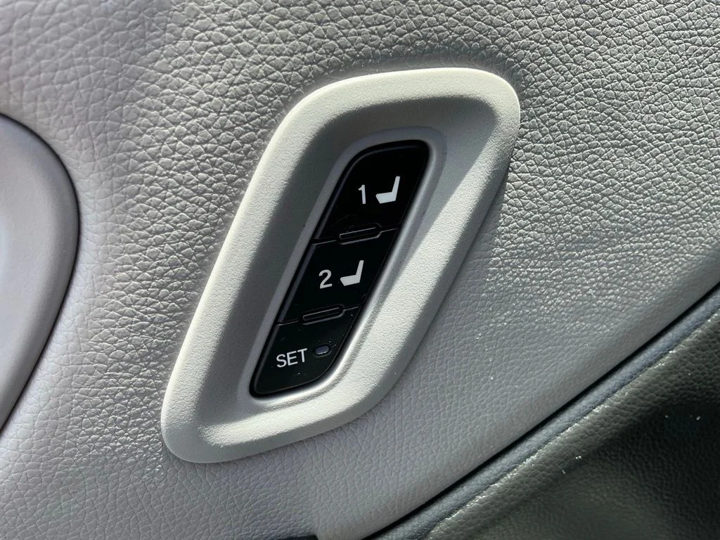 Used 2023 White Honda EX-L image 28