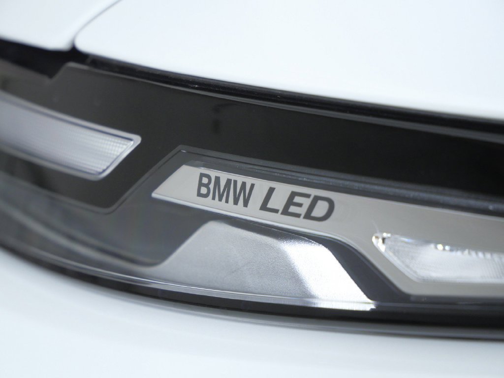 Used 2027 White BMW xDrive40i image 5