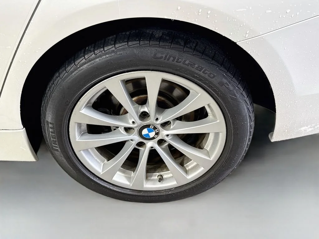 Used 2018 Mineral White Metallic BMW 320i xDrive image 32