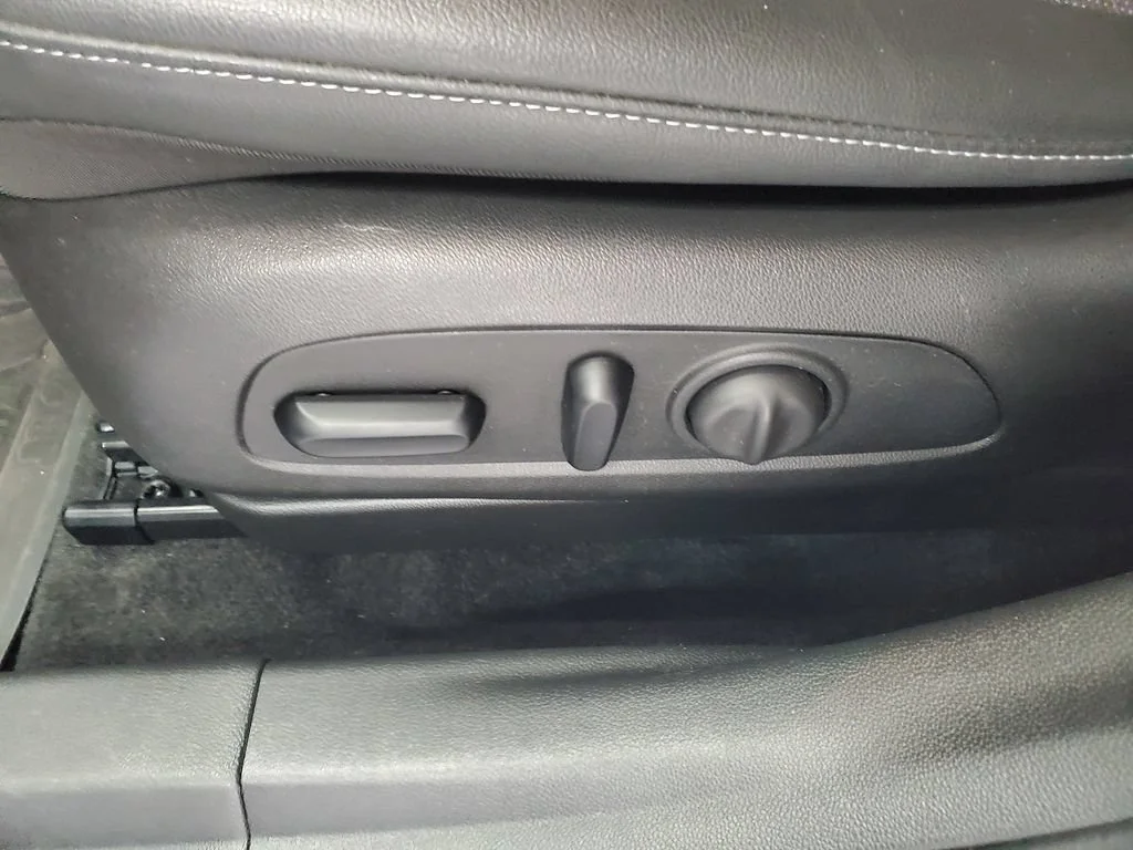 Used 2024 Summit White Buick Preferred image 7