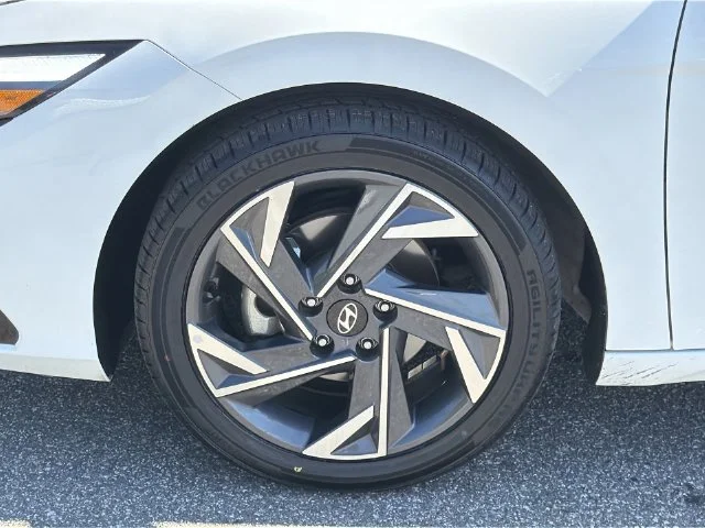 Used 2025 White Hyundai SEL Convenience image 40