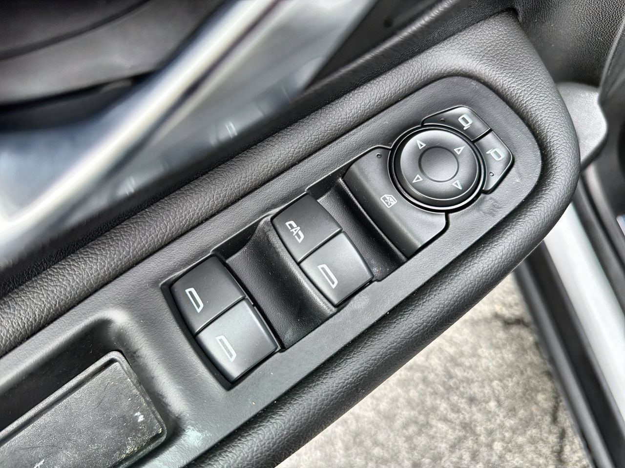 Used 2023 White Frost Tricoat GMC Denali image 19