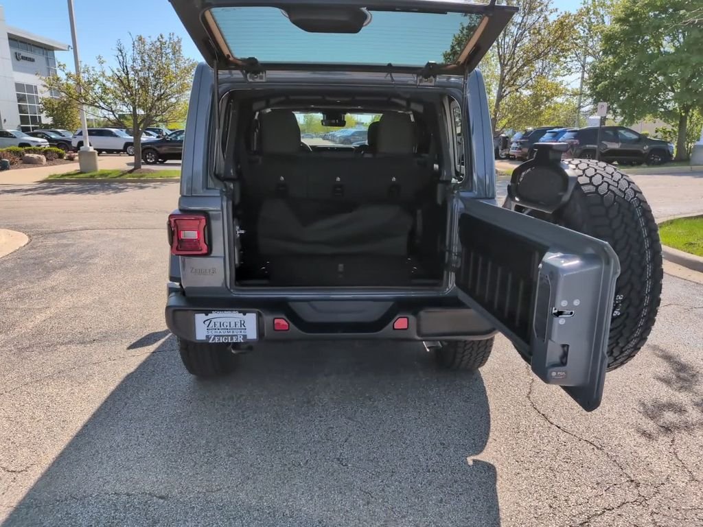 Used 2024 Gray Jeep Sahara image 7