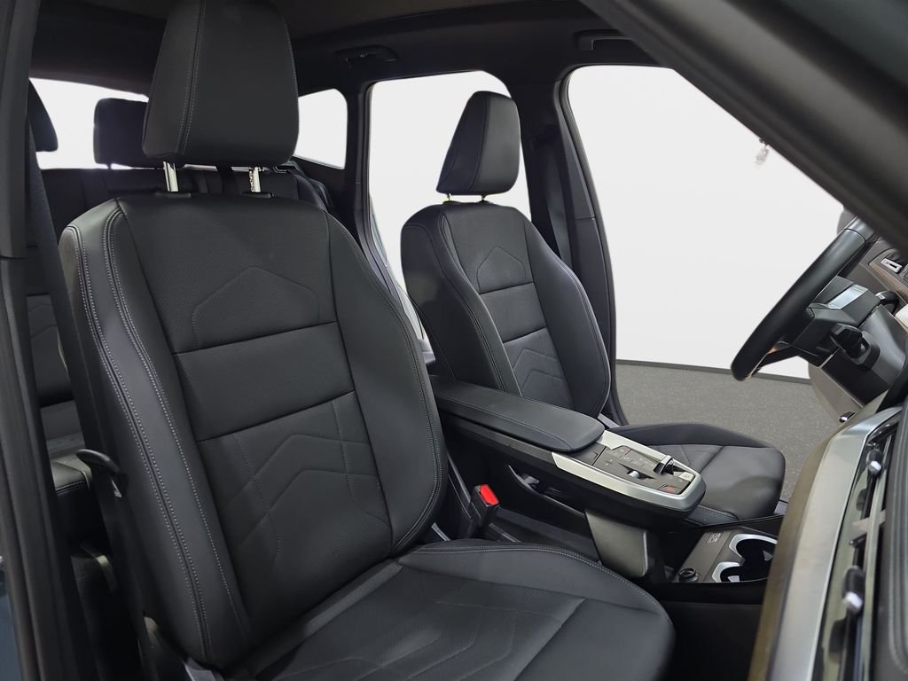 Used 2023 Green BMW xDrive28i image 12