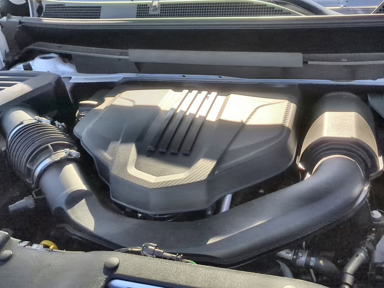 Used 2025 Summit White GMC Elevation image 30