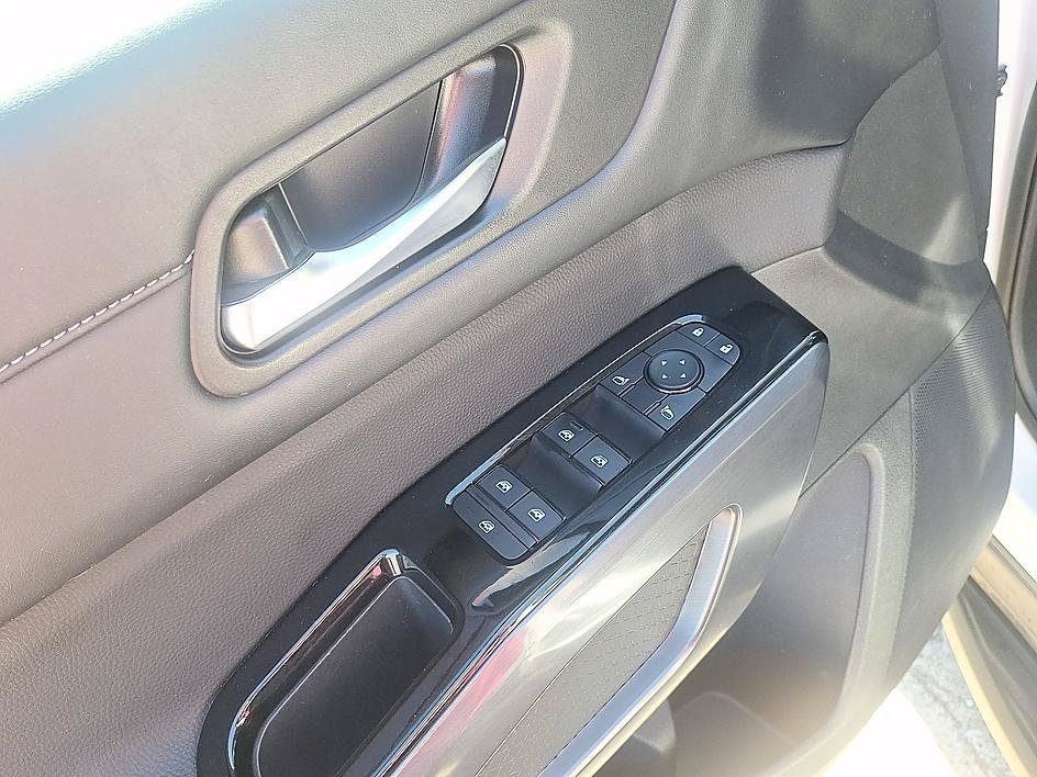 Used 2024 Pearl White Tricoat/Super Black Nissan SL image 10