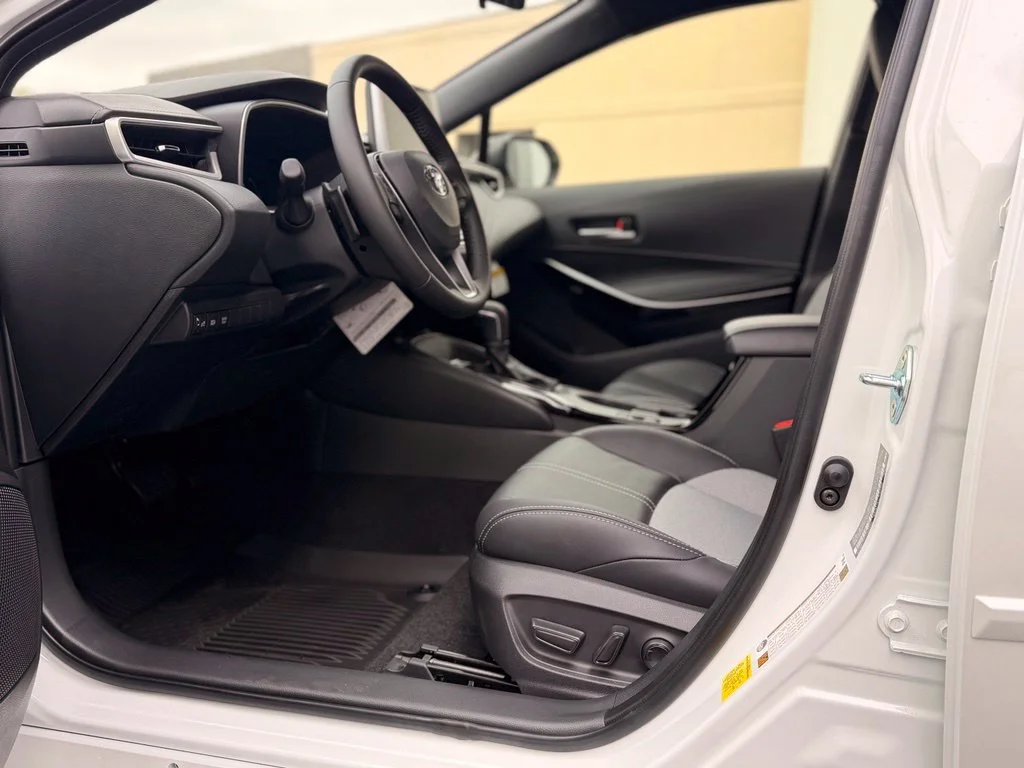 New 2027 Wind Chill Pearl with Black roof Toyota XSE image 3