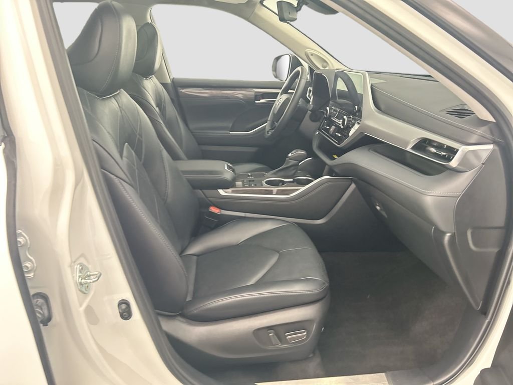 Used 2023 Pearl Toyota Platinum image 18
