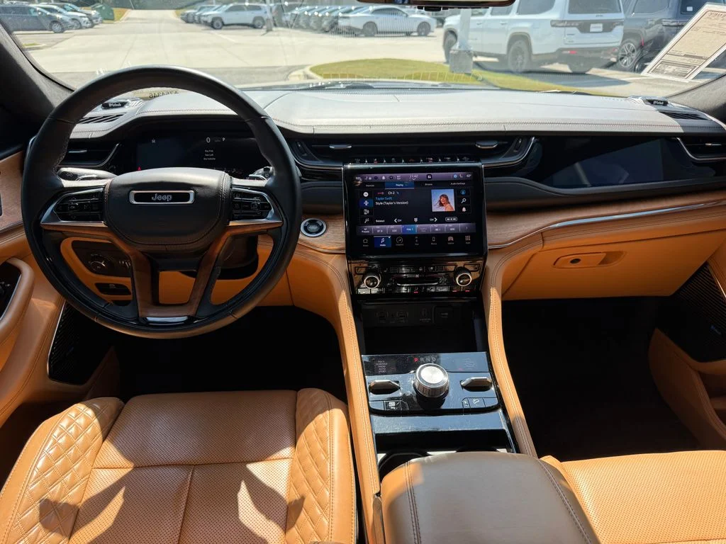Used 2023 Gray Jeep Summit Reserve image 7