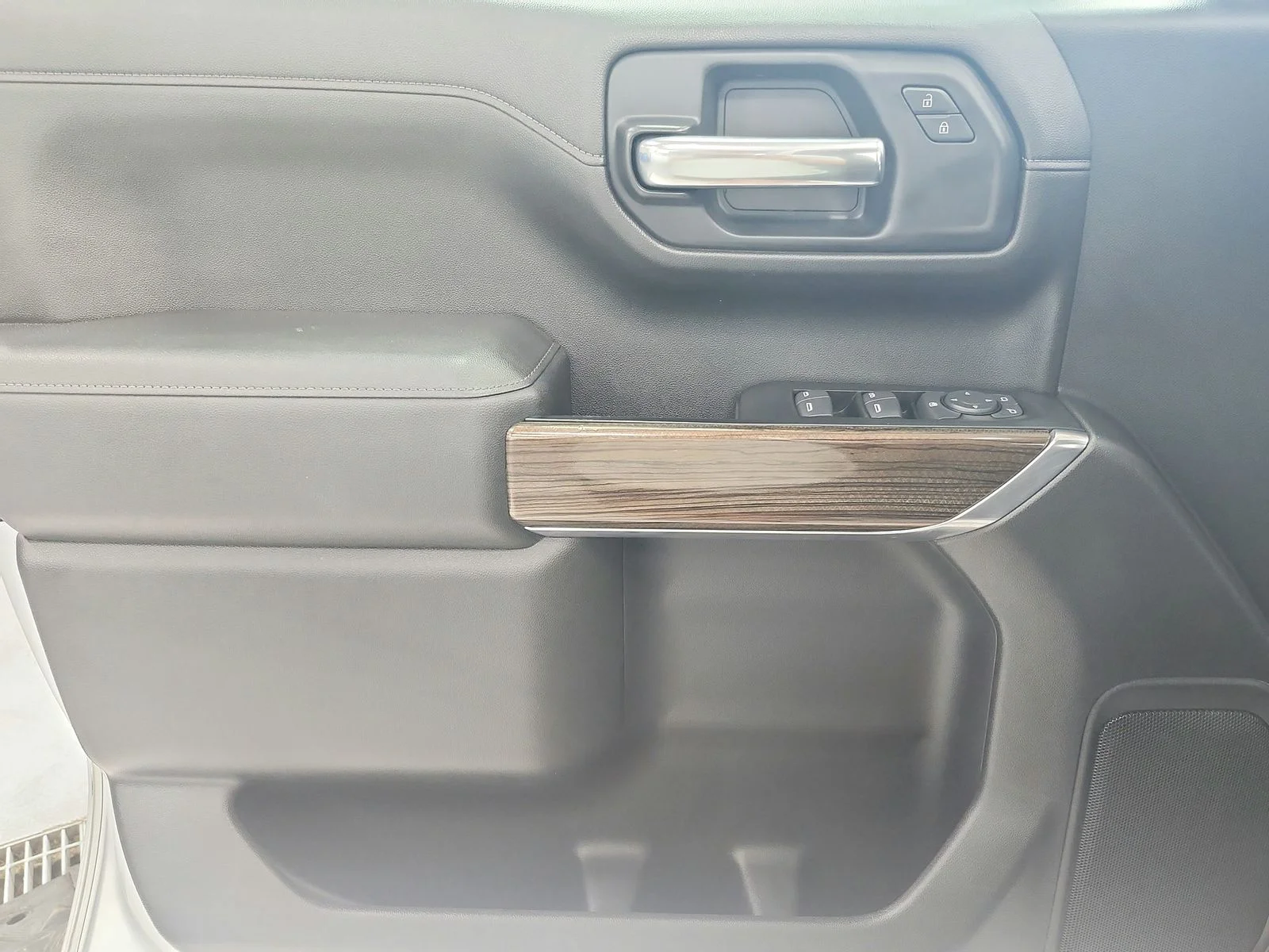 Used 2019 Silver Chevrolet LT image 30