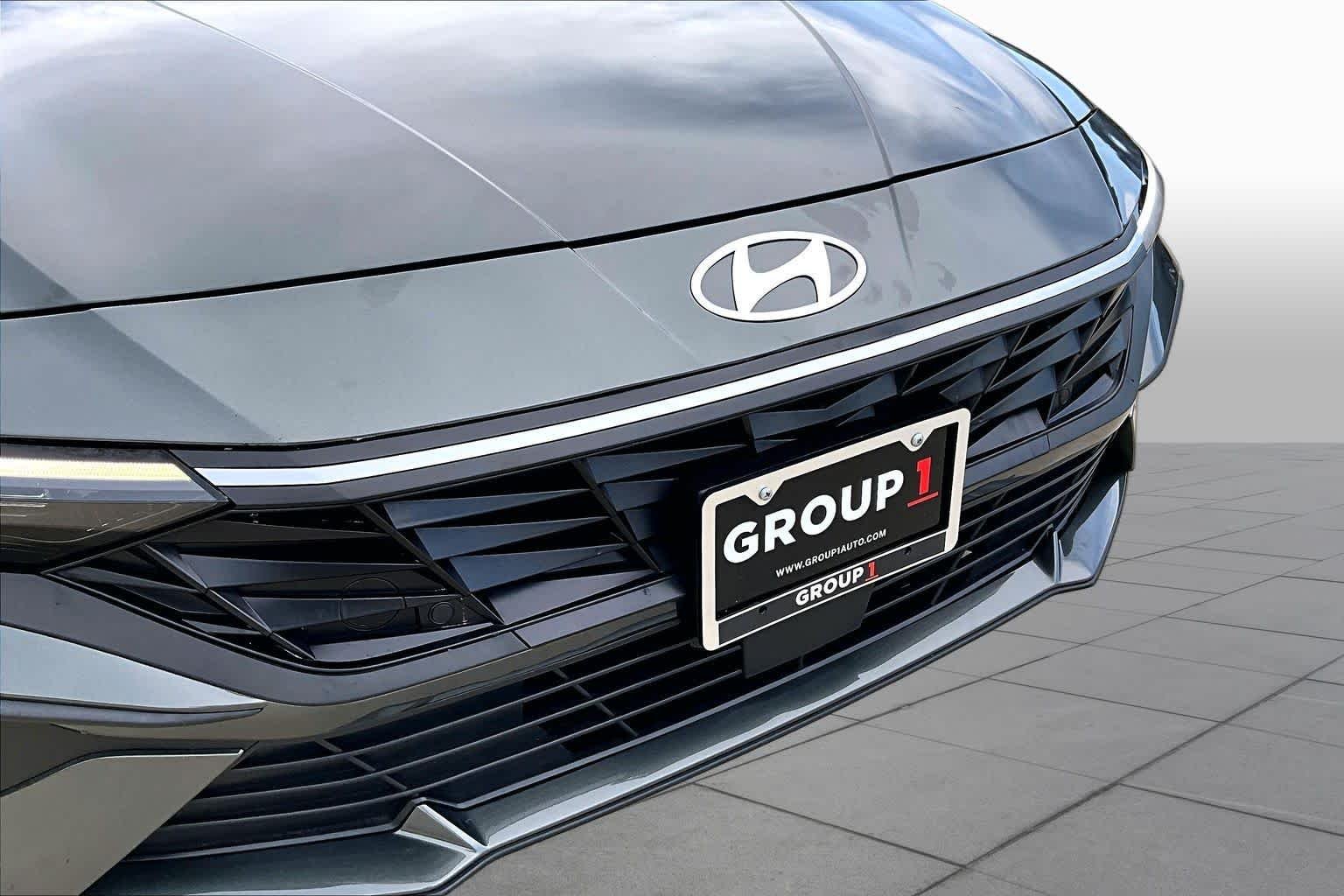 Used 2025 Amazon Gray Hyundai SEL Sport image 28