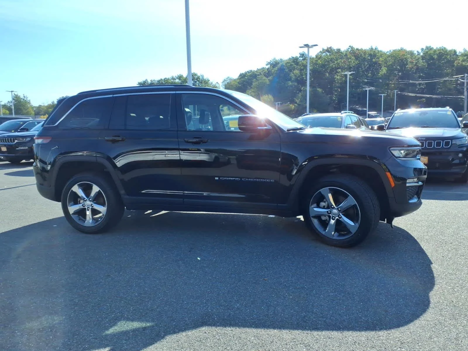 Used 2022 Diamond Black Crystal Pearlcoat Jeep Limited image 6