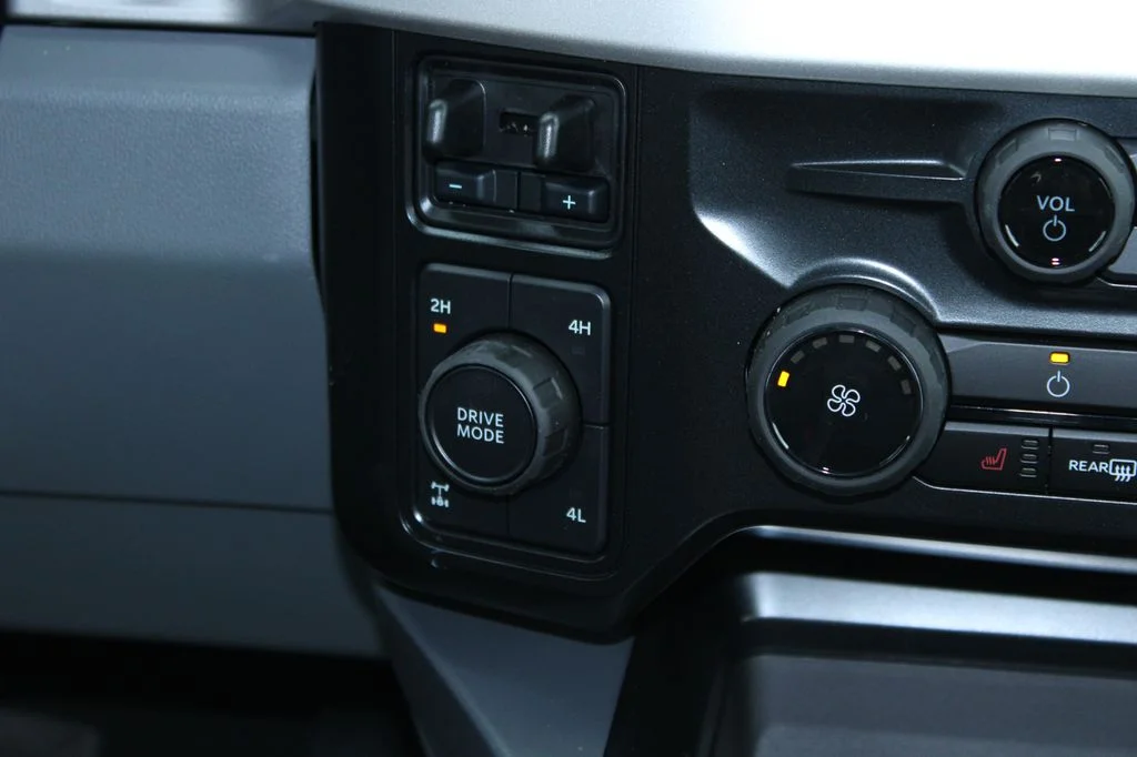 New 2027 Oxford White Ford F-350® XLT image 33