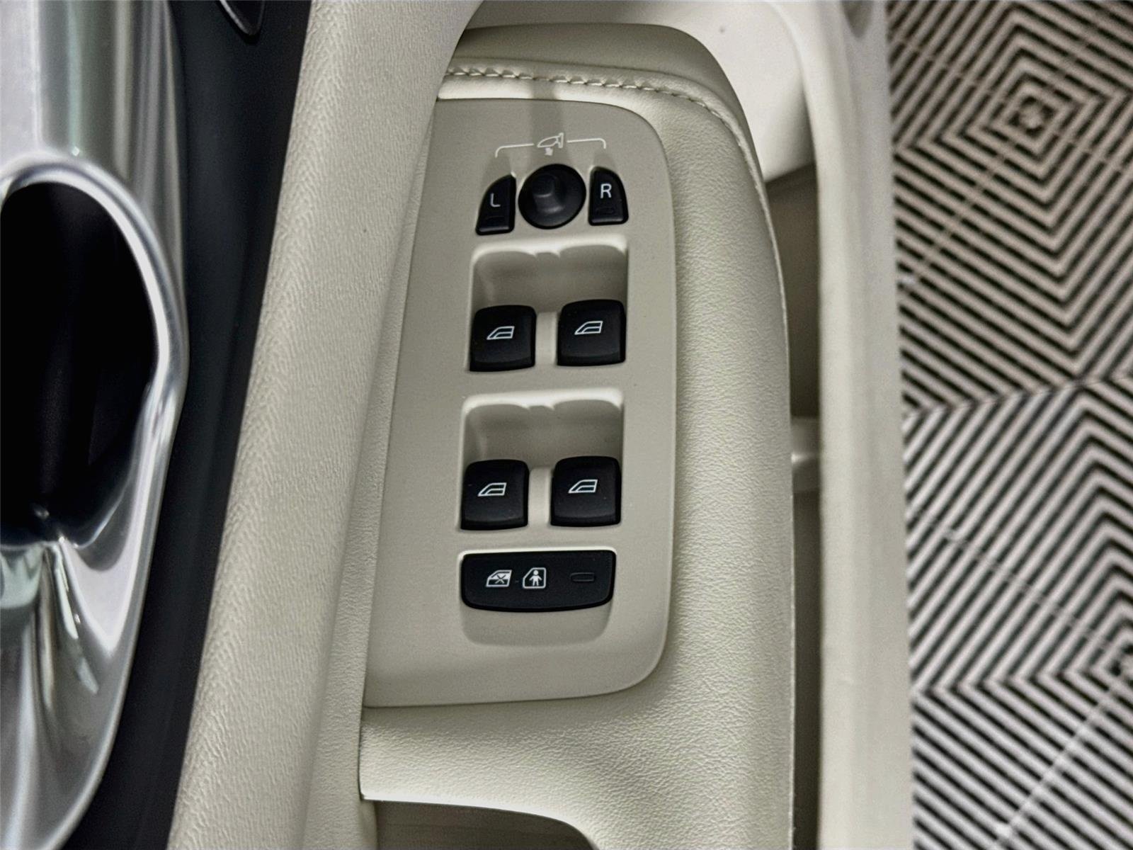Used 2024 Crystal White Volvo Ultimate Dark Theme image 20