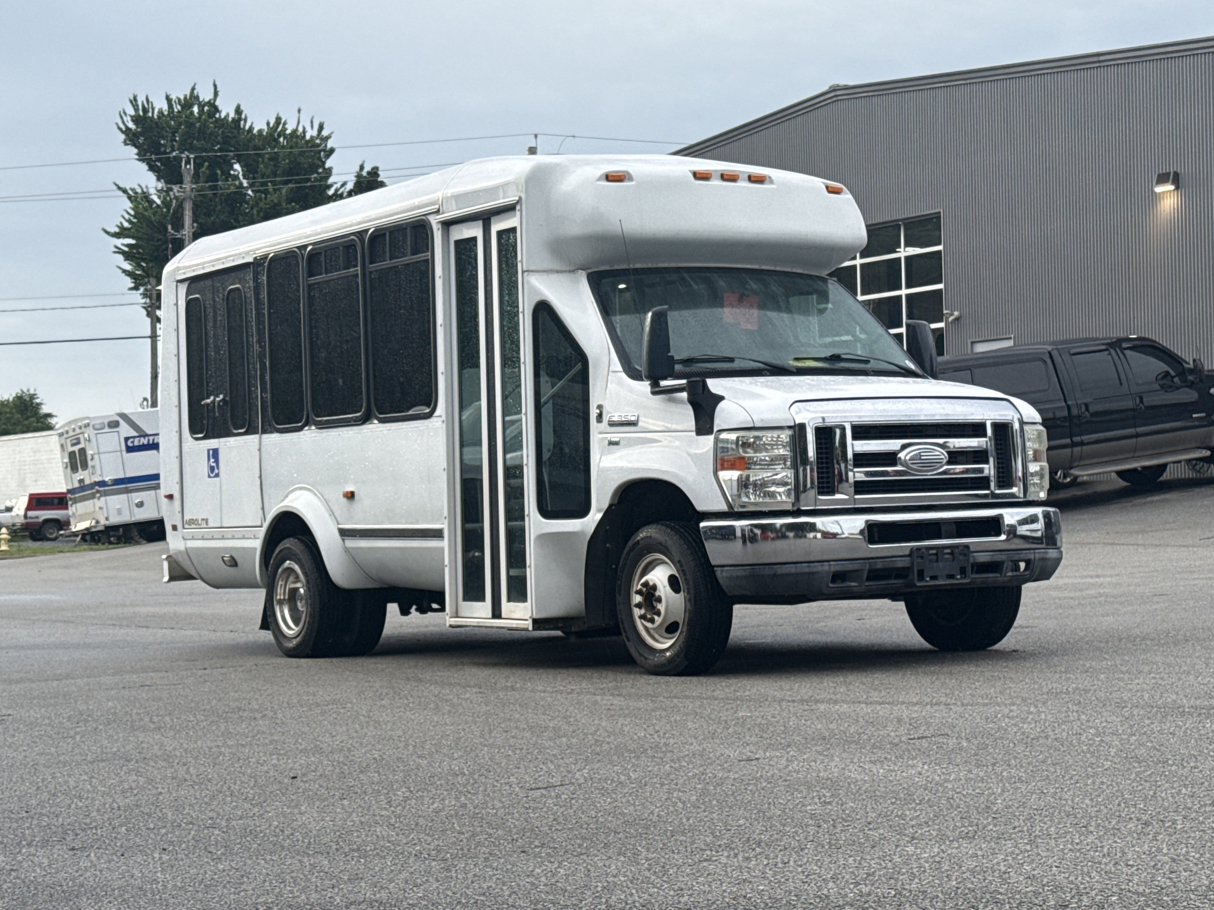2015 Ford E-Series SRW E-350 Super Duty 138 in WB's photo