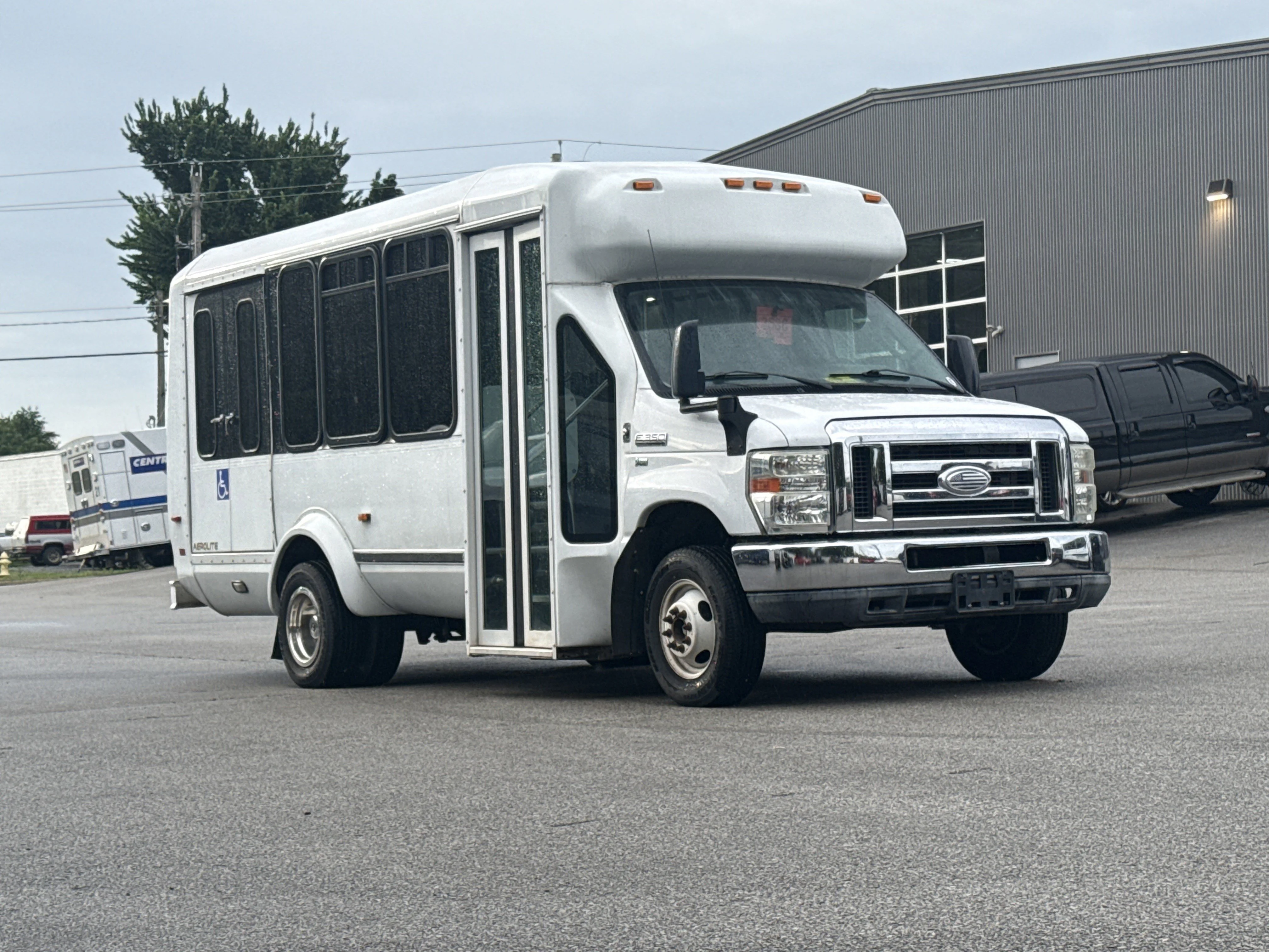 2015 Ford E-Series SRW E-350 Super Duty 138 in WB's photo