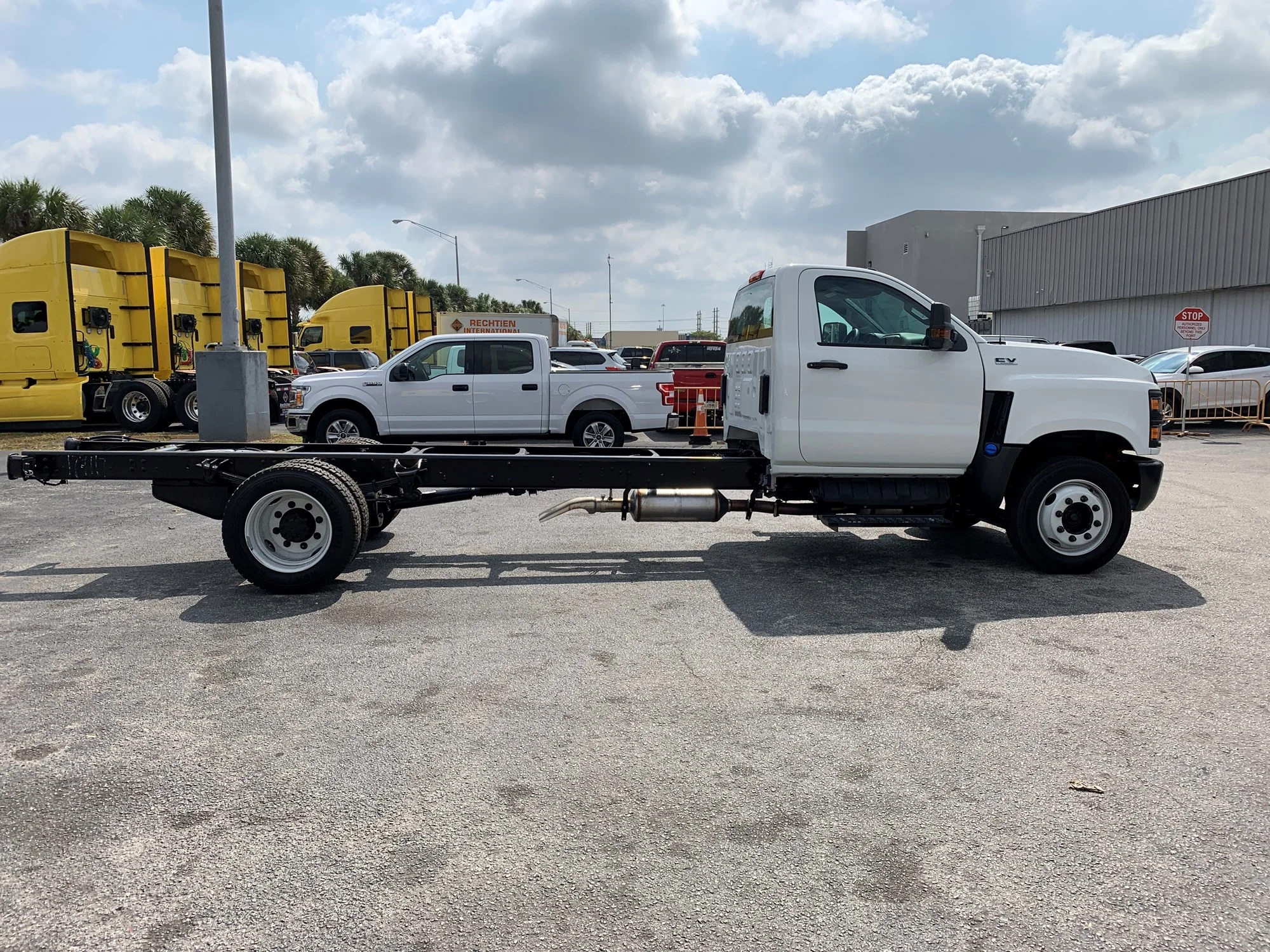 New 2024 White INTERNATIONAL Cab Chassis image 3