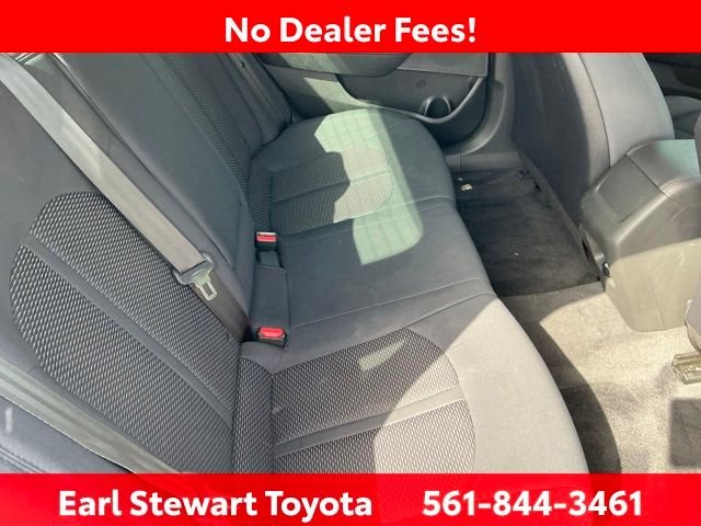 Used 2018 White Hyundai SE image 24