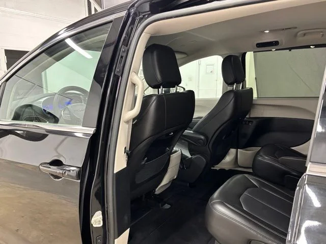 Used 2023 Black Chrysler Touring L image 18