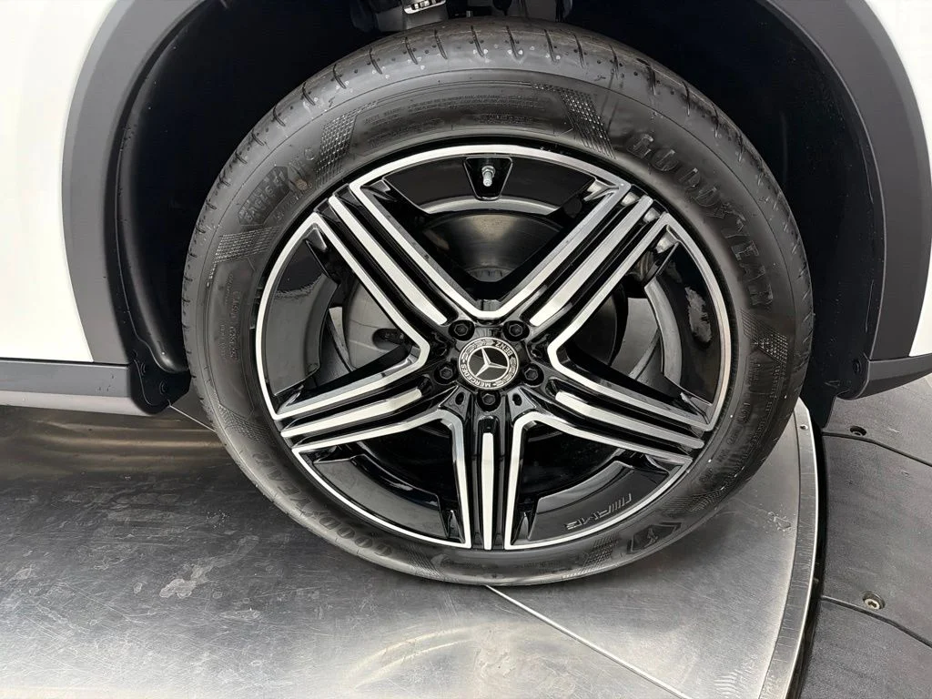 New 2027 White Mercedes-Benz GLC 300 image 10