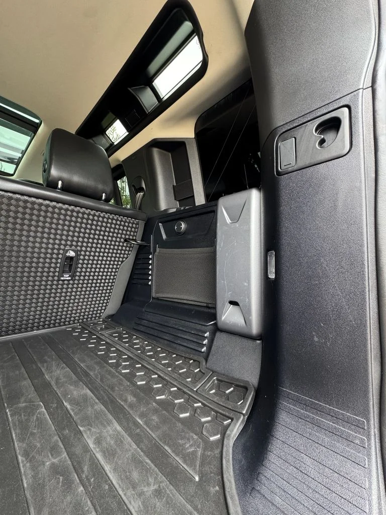 Used 2022 Santorini Black Metallic Land Rover SE image 11