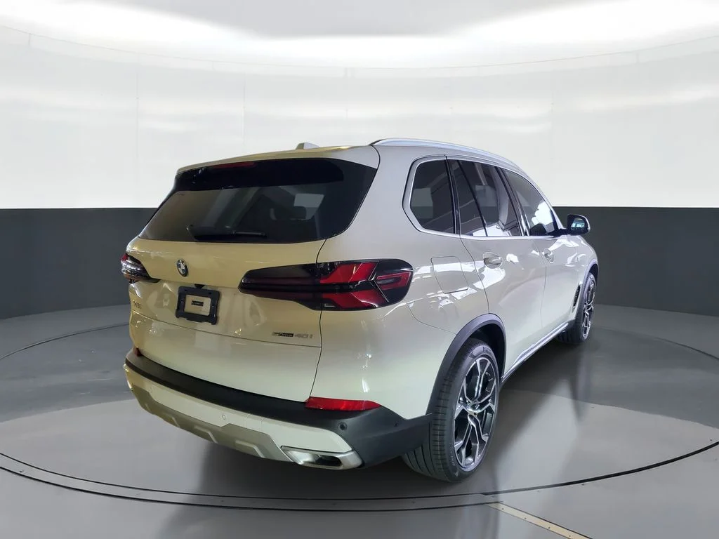 New 2026 White BMW sDrive40i image 3