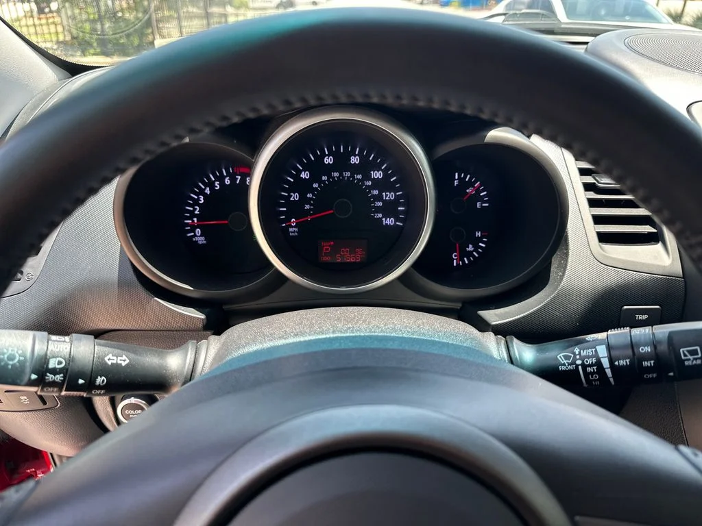 Used 2013 Red Kia Plus image 22