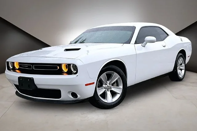 Used 2023 White Dodge SXT image 1