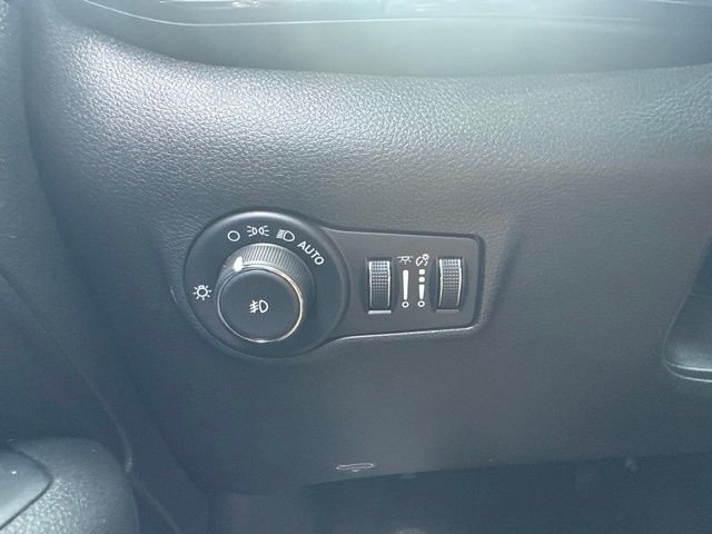 Used 2025 Silver Jeep Latitude image 18