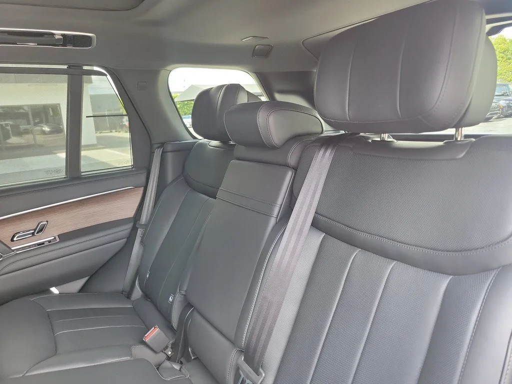 Used 2025 Belgravia Green Metallic Land Rover Autobiography image 9