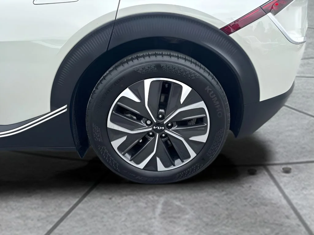 Used 2024 White Kia Light image 24