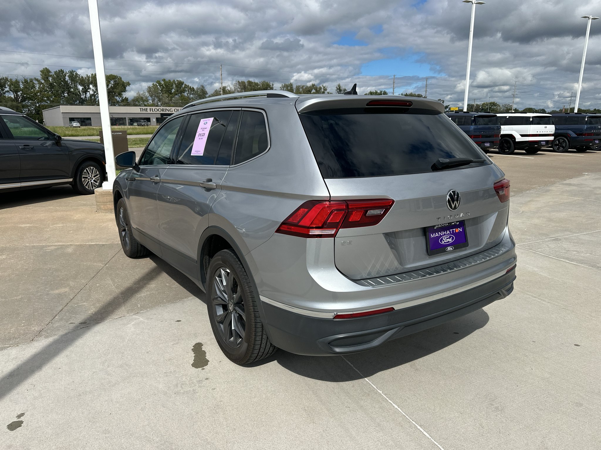 Used 2023 Pyrite Silver Metallic Volkswagen SE image 11
