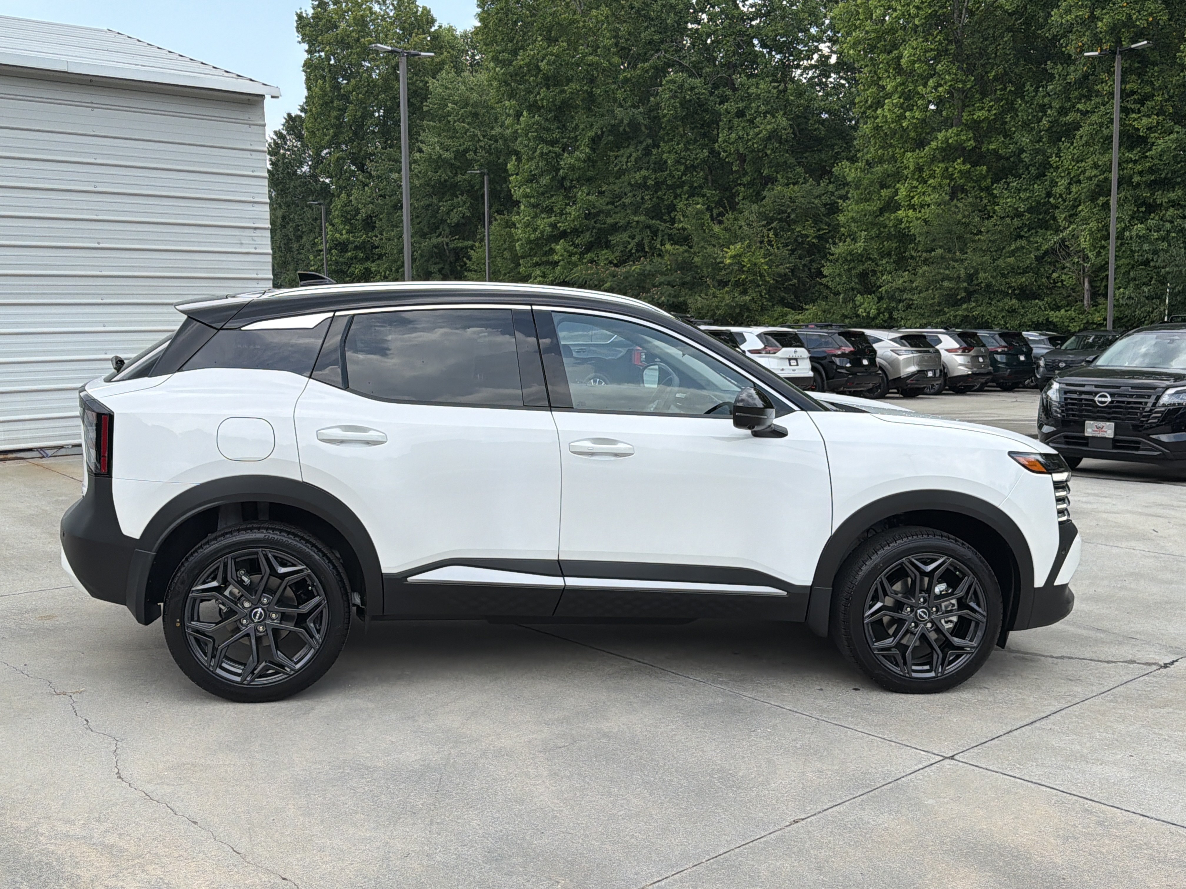 New 2026 Aspen White Tricoat/Super Black Nissan SR image 9