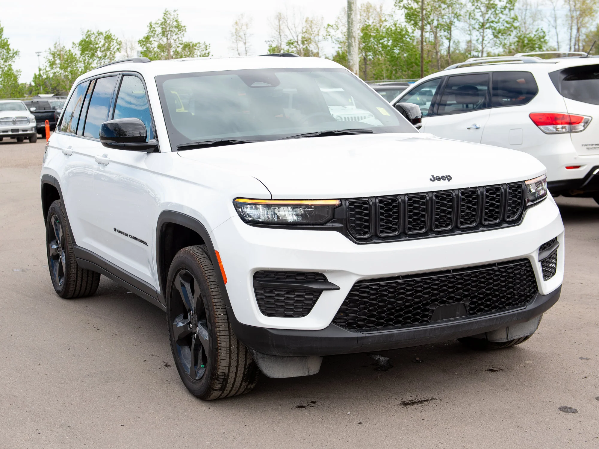 Certified Used 2025 White Jeep Altitude * No Accidents | Trailer Tow Pack | V6 | Adaptive Cruise | Sunroof image 9