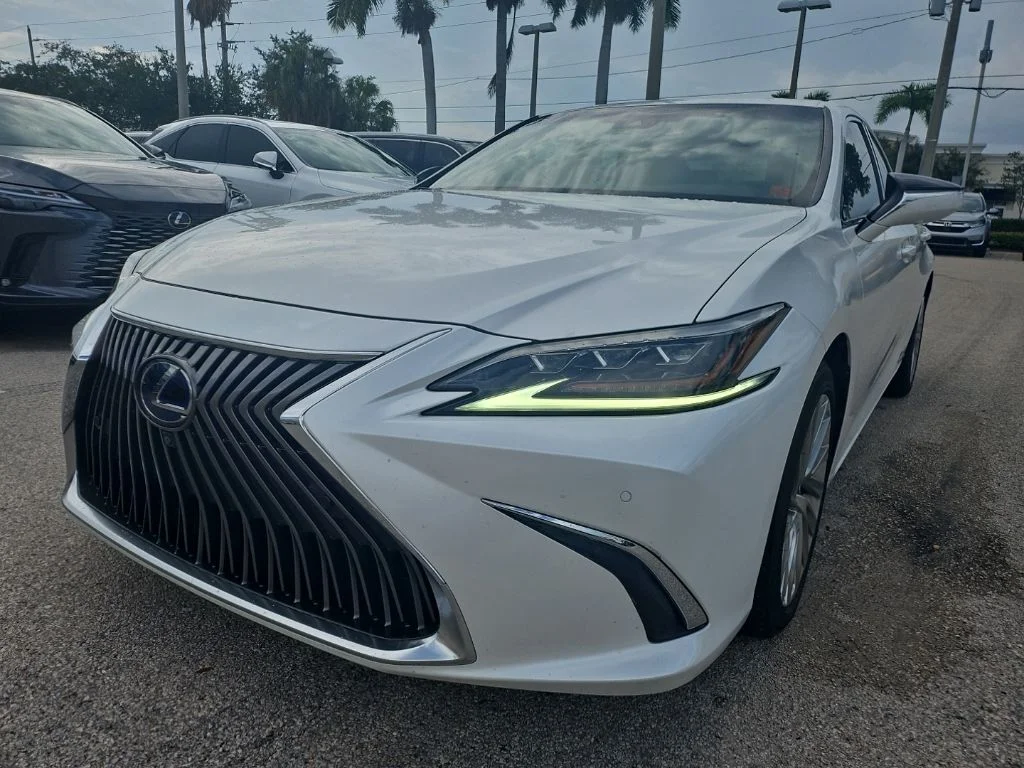 Certified Used 2020 EMINENT WHITE PEARL Lexus 300h Ultra Luxury image 2